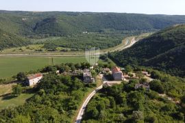 Grožnjan, okolica! Imanje sa velikim zemljištem!, Grožnjan, Terreno