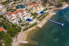 OTOK PAG, VIDALIĆI - Prostrana apartmanska vila 1. red do mora, Novalja, بيت