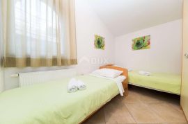 OTOK PAG, VIDALIĆI - Prostrana apartmanska vila 1. red do mora, Novalja, بيت