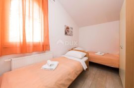 OTOK PAG, VIDALIĆI - Prostrana apartmanska vila 1. red do mora, Novalja, بيت