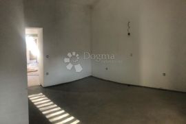 PULA - djelomično adaptiran stan na dobroj lokaciji, Pula, Appartement