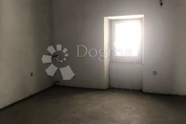 PULA - djelomično adaptiran stan na dobroj lokaciji, Pula, Appartement