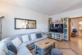 Istra, Rovinj, osunčan dvosoban stan s pripadajućom garažom NKP 77,36m2, Rovinj, Flat