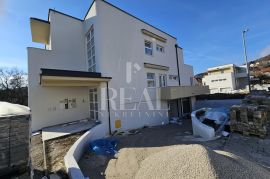 SNIŽENO Gračani stan 250 m2 ,4S+Db,dvije garaže, okućnica 214 m2, Appartment