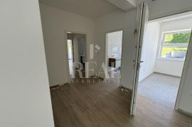 SNIŽENO Gračani stan 250 m2 ,4S+Db,dvije garaže, okućnica 214 m2, Appartment