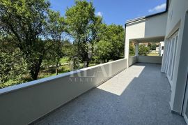 SNIŽENO Gračani stan 250 m2 ,4S+Db,dvije garaže, okućnica 214 m2, Appartment