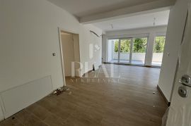 SNIŽENO Gračani stan 250 m2 ,4S+Db,dvije garaže, okućnica 214 m2, Appartment