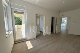 SNIŽENO Gračani stan 250 m2 ,4S+Db,dvije garaže, okućnica 214 m2, Appartment