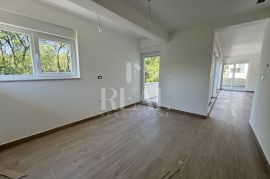 SNIŽENO Gračani stan 250 m2 ,4S+Db,dvije garaže, okućnica 214 m2, Appartment