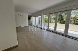 SNIŽENO Gračani stan 250 m2 ,4S+Db,dvije garaže, okućnica 214 m2, Appartment