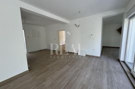 SNIŽENO Gračani stan 250 m2 ,4S+Db,dvije garaže, okućnica 214 m2, Appartment