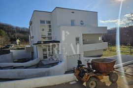 SNIŽENO Gračani stan 250 m2 ,4S+Db,dvije garaže, okućnica 214 m2, Appartment