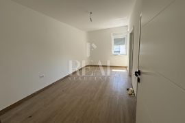 SNIŽENO Gračani stan 250 m2 ,4S+Db,dvije garaže, okućnica 214 m2, Appartment