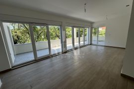 SNIŽENO Gračani stan 250 m2 ,4S+Db,dvije garaže, okućnica 214 m2, Appartment