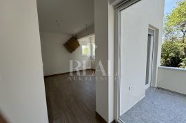 SNIŽENO Gračani stan 250 m2 ,4S+Db,dvije garaže, okućnica 214 m2, Appartment