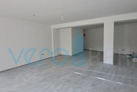 Omišalj, centar, poslovni prostor 88 m2 na traženoj lokaciji, prodaja/najam, Omišalj, Propriedade comercial