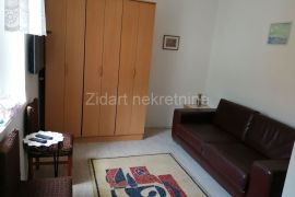 Zemun, Stan sa dvorištem, Zemun, Wohnung