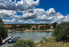 RIBNICA, OBROVAC - PRILIKA! Kuća 1. red do mora + brod i vez, Obrovac, Ev