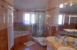 VILLA SA BAZENOM I POGLEDOM NA MORE, BORIK – ZADAR, Zadar, Famiglia