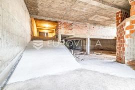 Zagreb, Mlinovi, Grašćica, troetažan stan za adaptaciju NKP 483,65 m2, Zagreb, Daire