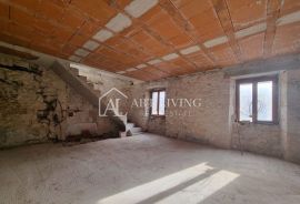 Istra, Novigrad, okolica - autohtona kamena istarska kuća za renovaciju, Novigrad, House