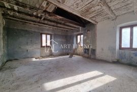 Istra, Novigrad, okolica - autohtona kamena istarska kuća za renovaciju, Novigrad, House