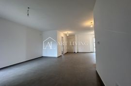 Umag - okolica, moderan stan u prizemlju na samo 150 m od mora, Umag, Appartement