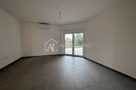 Umag - okolica, moderan stan u prizemlju na samo 150 m od mora, Umag, Appartement