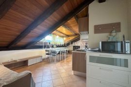 Istra, Poreč, okolica - dvosobni stan u mansardi sa korištenjem privatnog bazena, Poreč, Appartment