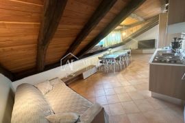 Istra, Poreč, okolica - dvosobni stan u mansardi sa korištenjem privatnog bazena, Poreč, Appartment