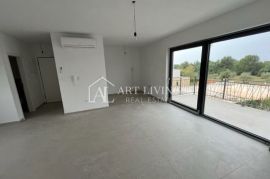 Poreč - okolica, atraktivan stan na 1 katu sa krovnom terasom površine 90 m2 s pogledom na more, Poreč, Apartamento