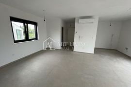 Poreč - okolica, atraktivan stan na 1 katu sa krovnom terasom površine 90 m2 s pogledom na more, Poreč, Apartamento