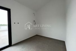 Poreč - okolica, atraktivan stan na 1 katu sa krovnom terasom površine 90 m2 s pogledom na more, Poreč, Appartement