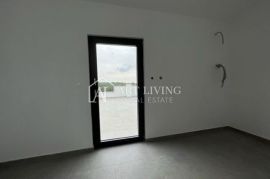 Poreč - okolica, TOP stan na 1 katu sa krovnom terasom površine 90 m2, Poreč, Flat