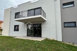 Poreč - okolica, atraktivan stan 600 metar od mora s vrtom, Poreč, Appartement