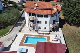 Pula - okolica, apartmanska kuća s bazenom 800 metara od mora, Pula, Kuća