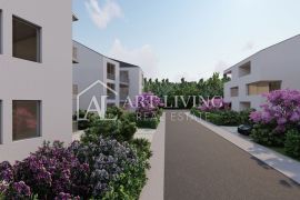 Umag-okolica, stan na atraktivnoj lokaciji s vrtom 300 m od mora, Umag, Wohnung