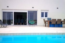 Istra-Novigrad, okolica, Moderna prizemnica s bazenom na parceli 1 270 m2, Novigrad, Casa