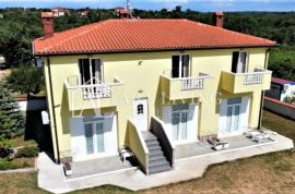 Umag-okolica, apartmanska kuća s prostranom okućnicom 667 m2, Umag, Casa