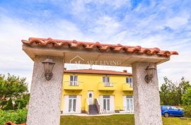 Umag-okolica, apartmanska kuća s prostranom okućnicom 667 m2, Umag, Famiglia