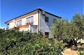 Umag - okolica, apartmanska vila s bazenom na TOP lokaciji  200 m od mora, Umag, Ev