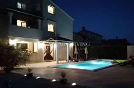 Poreč-okolica, Samostojeća prostrana kuća 320 m2,s bazenom, Poreč, House