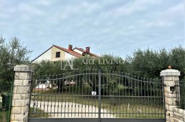 Umag, Savudrija, Jedinstvena kuća sa velikom okućnicom na 2032 m2, na samo 400 m od mora, Umag, Maison