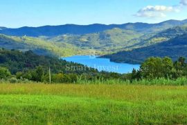 MOTOVUN, VRH, GRAĐ. ZEMLJIŠTE S POGLEDOM NA BUTONIGU 2134 M2, Motovun, Γη