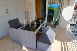 Malinska – apartman u visokom prizemlju u blizini plaže, Malinska-Dubašnica, Kвартира