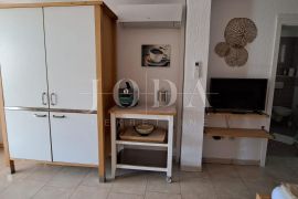 Malinska – apartman u visokom prizemlju u blizini plaže, Malinska-Dubašnica, Kвартира