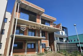 Osijek, Retfala, penthouse 174 m2 sa natkrivenim terasama od 29 m2 i 198 m2, luksuzno opremljen, Osijek, Wohnung