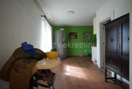 Rakovica selo, 3.kuće sa pomoćnim objektom i garažom, uknjiženo, Voždovac, House