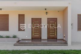 Kaštel Stari, villa s bazenom NKP 350 m2, na prostranom zemljištu površine 1216 m2, Kaštela, Haus