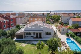 Kaštel Stari, villa s bazenom NKP 350 m2, na prostranom zemljištu površine 1216 m2, Kaštela, Haus